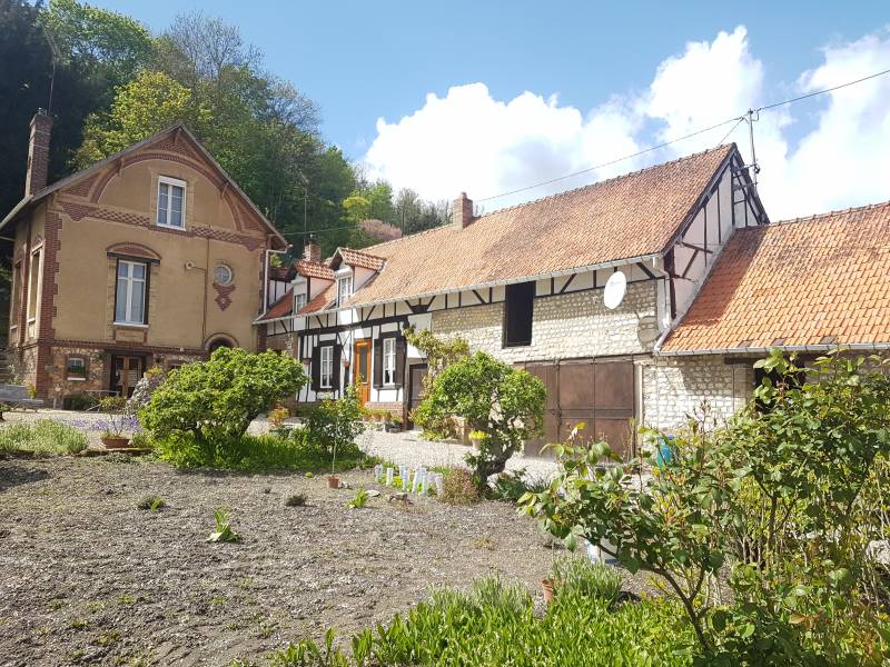 Vends maison ancienne de 152 m² avec 4 chambres et des dépendances à Saint Pierre du Vauvray (27430)
