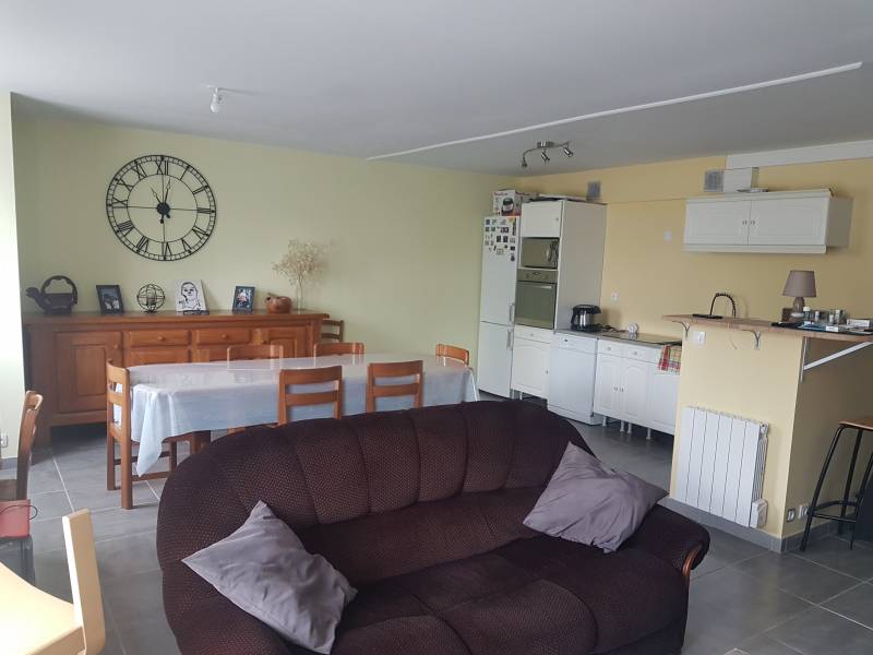 Vends appartement en bon état de type F3 avec un jardin privatif à Val de Reuil proche de la gare