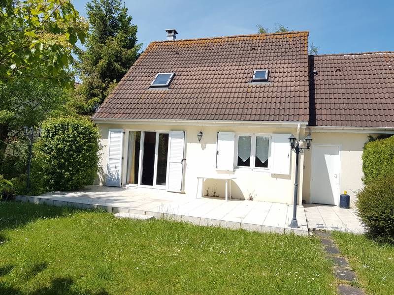 A vendre maison F4 de 93 m² habitable comprenant 3 chambres un terrain clos et un garage sur la commune de Val de Reuil (27100)