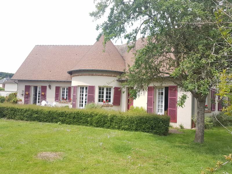 Achetez une belle maison traditionnelle de 195 m²  avec une dépendance et n jardin de1350 m² sur la commune de Léry (27690)
