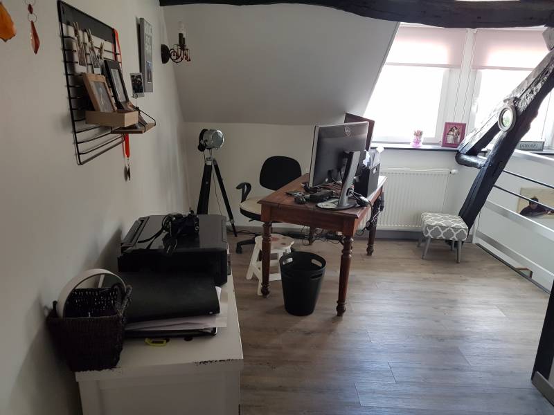 achetez une maison ancienne avec 4  chambres, bureau 3 garages et jardin clos proche du centre ville à Louviers