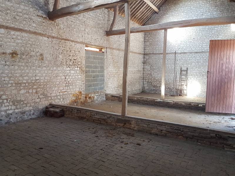 En vente grange à rénover de 150 m² avec un jardin de 521 m² à Le Vaudreuil