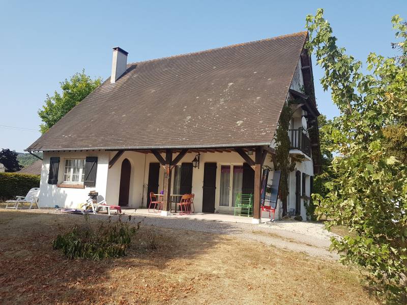 A vendre maison traditionnelle sur sous sol complet avec un terrain de 3100 m² sur la commune de poses (27740)