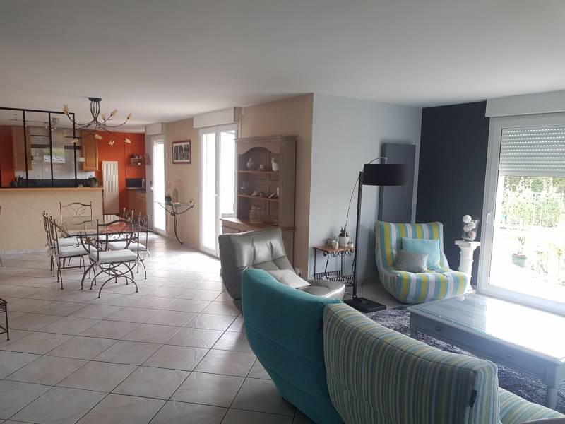 Achetez une maison en parfait état de 200 m² habitable avec un séjour de 48 m², 4 chambres, garage double et un terrain de 1254 m² à criquebeuf sur seine