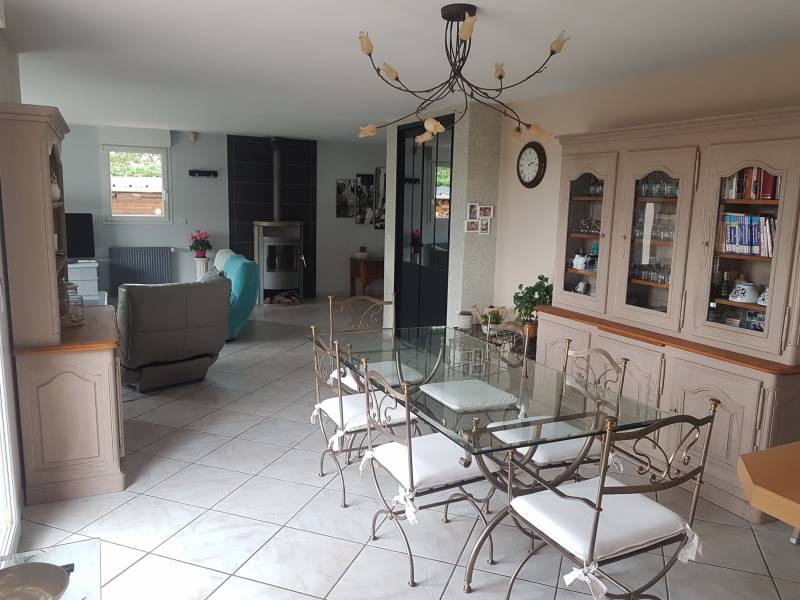 En vente maison lumineuse de 200 m² habitable F6 avec un jardin clos et un double garage à Criquebeuf sur Seine