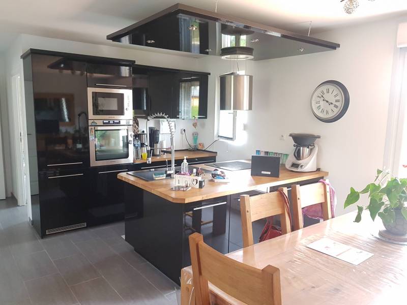 Achetez une habitation en parfait état avec une cuisine équipée ouverte sur la commune de Val de Reuil