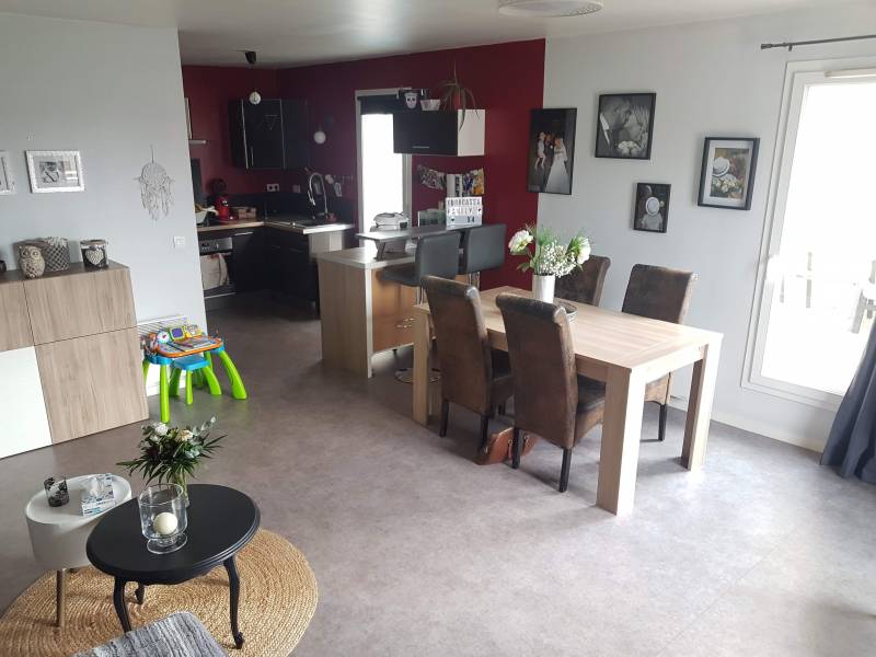 Vends appartement F3 fonctionnel de 72 m² avec terrasse et 2 parking sur la commune de Val de Reuil
