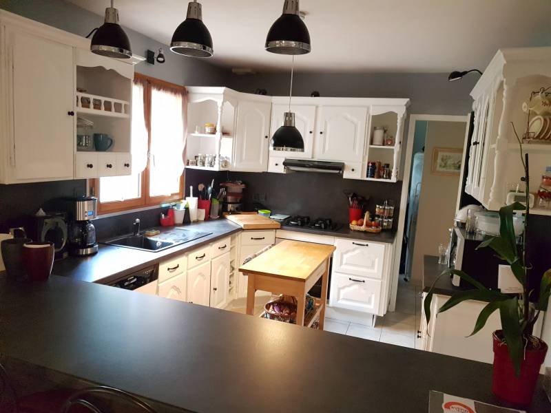 A vendre maison avec cuisine équipée, séjour salon avec poêle à granulés, 4 chambres et bureau sur la commune de Val de Reuil (27100)