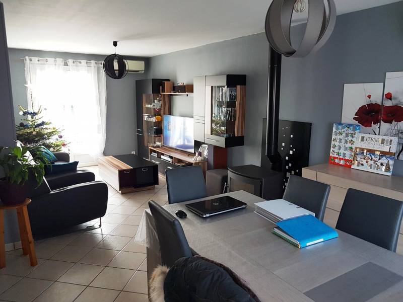 A vendre maison en très bon état type F6 avec un séjour/salon avec poêle à bois, garage, dépendance et jardin clos sur la commune de Val de Reuil