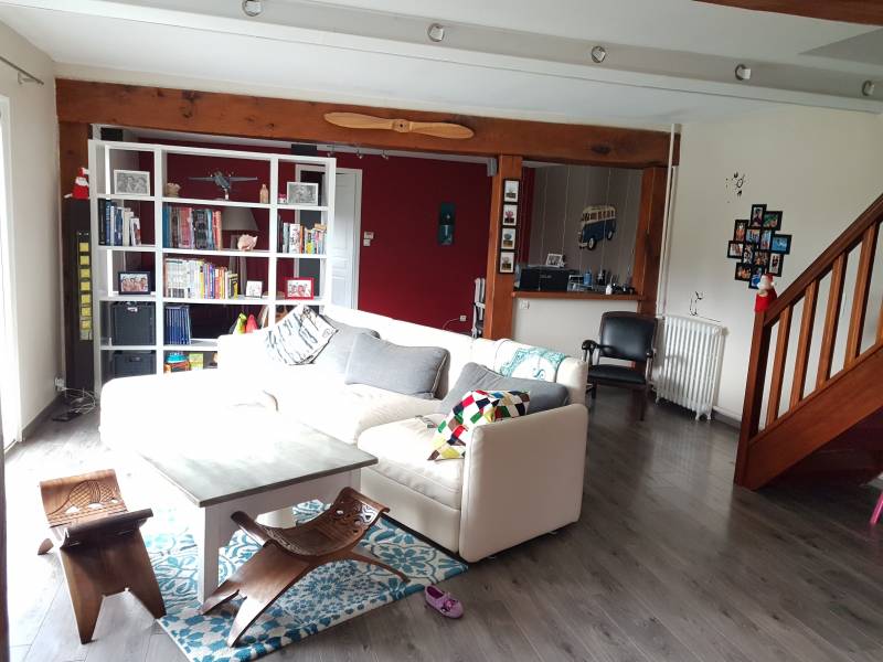 A vendre maison ancienne avec une cuisine équipée grand séjour salon 3 chambres jardin et garage sur la commune d'Incarville