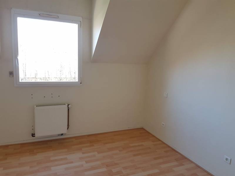 A vendre maison construite en 2004 4 chambres, garage et jardin proche des commerces et écoles à Le Vaudreuil