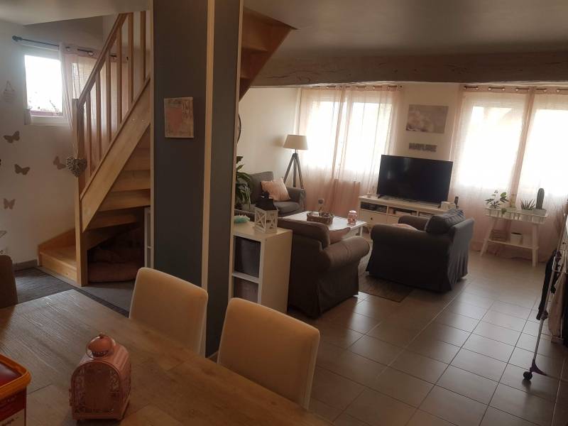 Vends maison ancienne rénovée de 105 m² habitable type F4 avec une cour sur la commune de Léry