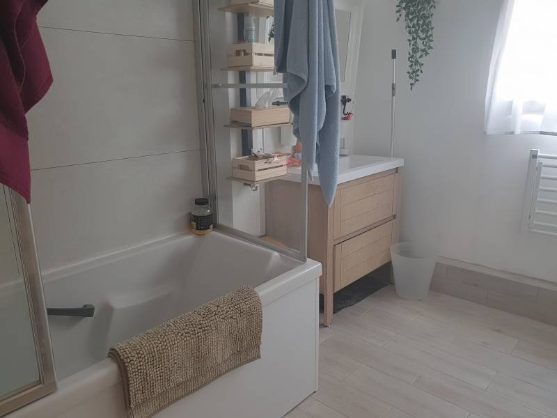 salle de Bains avec baignoire et douche