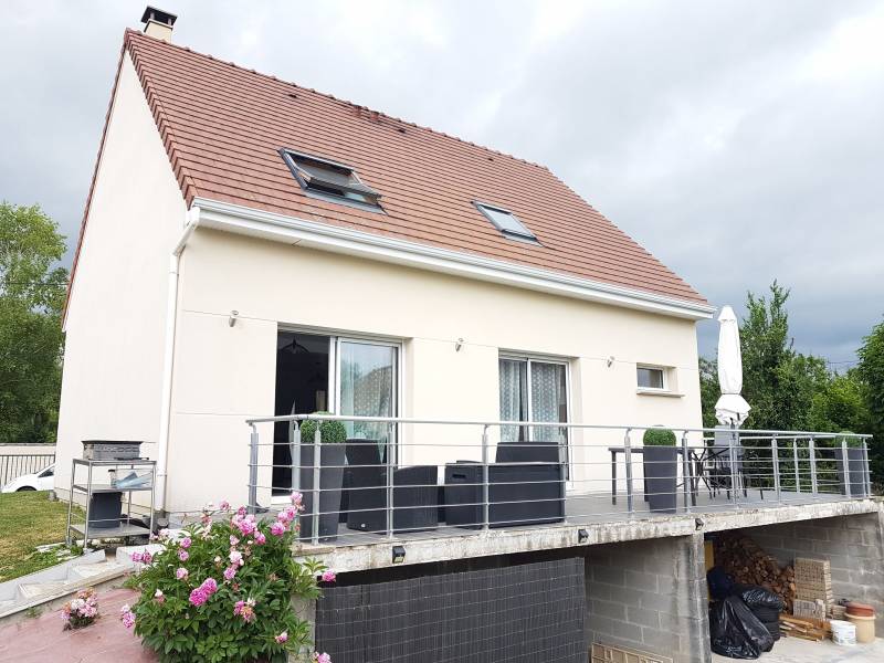 En vente maison récente F4 avec terrasse garage cave et jardin à poses