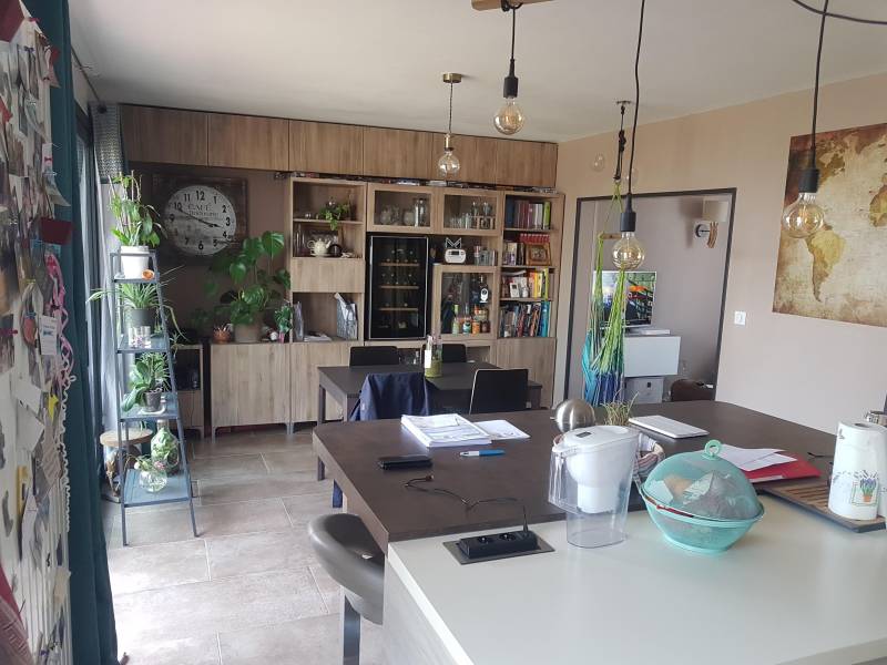 Achetez une maison F5 de 120 m² habitable avec une cuisine équipée ouverte sur le séjour salon sur la commune de Le Vaudreuil