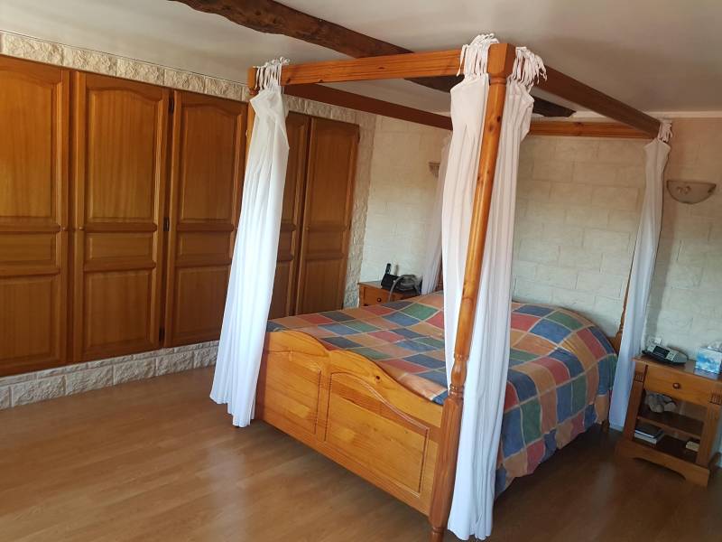 A vendre maison ancienne avec 2 chambres bureau et dépendance à Léry