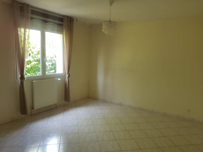 Achetez une maison F6 avec chambre et salle de douche en rez-de-chaussée à Val de Reuil