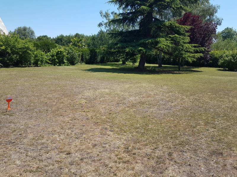 Vends terrain à bâtir plat en bordure de rivière d'une superficie de 1132 m² à Le Vaudreuil