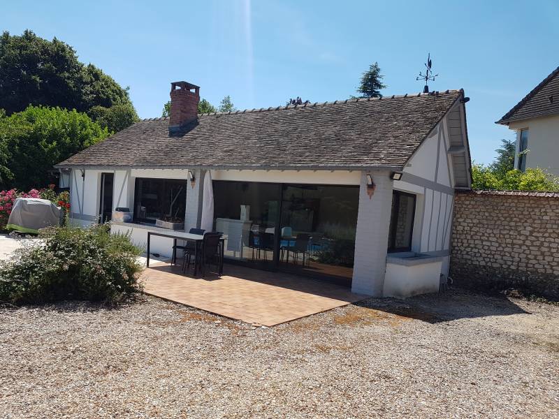 A vendre maison de caractère avec jardin d'hiver et piscine chauffée sur la commune de Le Vuadreuil