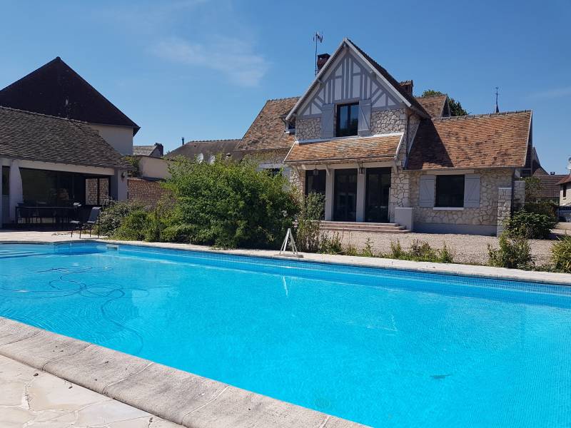A vendre maison ancienne 4 chambres piscine terrain de 1827 m² à Le Vaudreuil