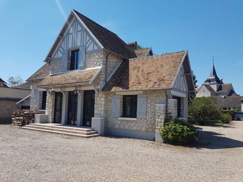 Vends maison de style normande avec piscine et terrain de 1827 m² en bordure d'Eure à Le vaudreuil
