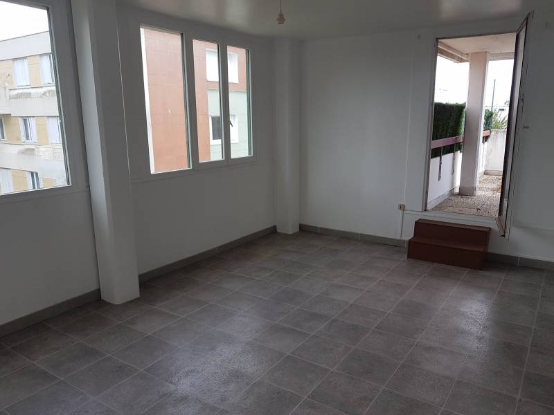 Vends Appartement F3 de 73 m² avec 2 garages à Val de Reuil