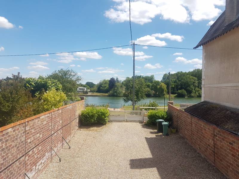Achetez une maison ancienne avec descente à bateau à Saint Pierre du Vauvray