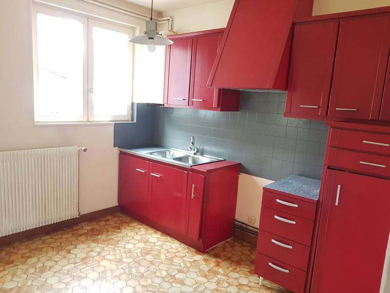 En vente dans village avec écoles maison ancienne avec grenier aménageable sur la commune de Canapeville