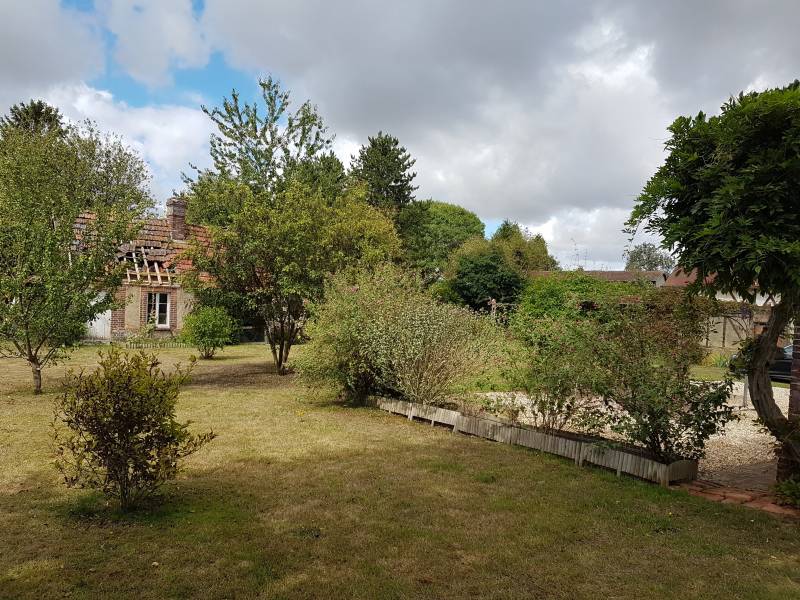 A vendre maison ancienne en bon état avec grenier aménageable, dépendances et terrain clos à Canapeville