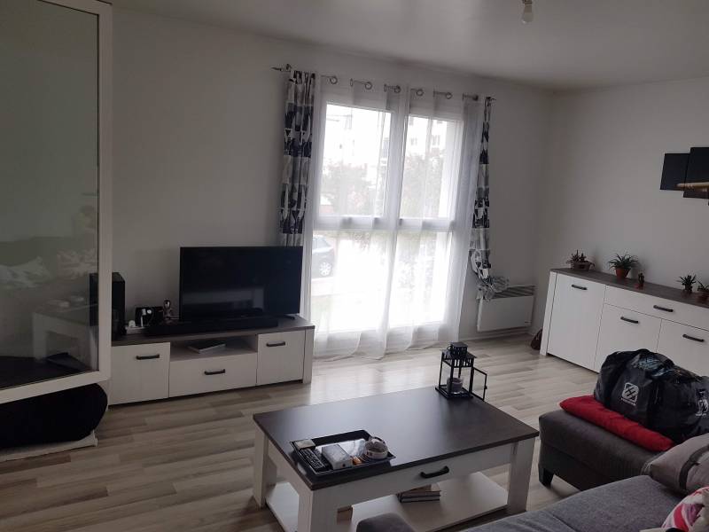 en vente appartement F2 loué de 48 m² avec loggia balcon et 2 parkings à Val de Reuil