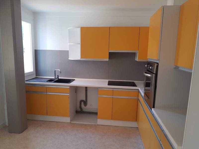 Vends maison de ville en parfait état F5 avec 2 terrasses et un garage à Val de Reuil