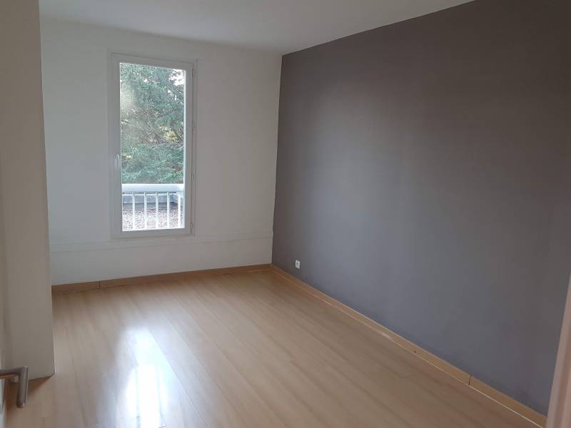 A vendre maison de  ville en très bon état avec 4 chambres 2 terrasses et un garage à Val de Reuil