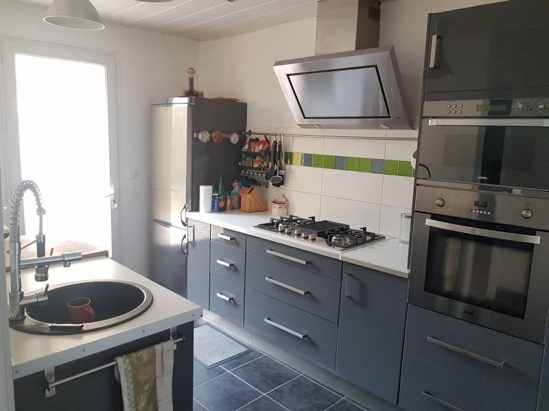 Vends maison ancienne avec cuisine équipée sur la commune de Poses