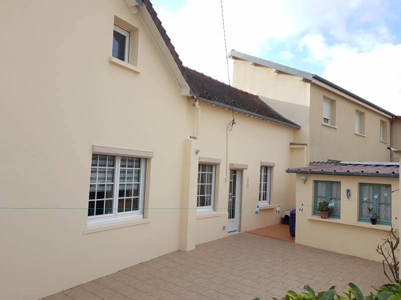 A vendre maison F3 en très bon état avec 2 chambres bureau jardin et garage proche des commodités à Louviers