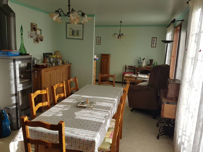 Vends maison en bon état F6 avec séjour équipé d'un poêle à bois à Quatremare