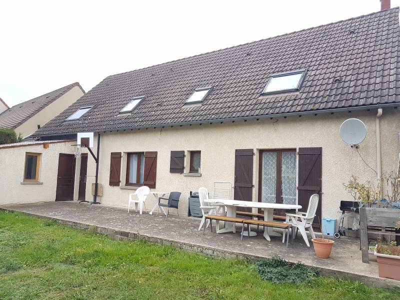 Vends maison traditionnelle type F6  avec garage et jardin sur la commune de Val de Reuil