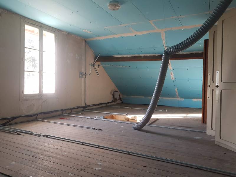 En vente maison ancienne rénovée de 75 m² avec u grenier aménageable sous sol et jardin clos à Pont de l'Arche