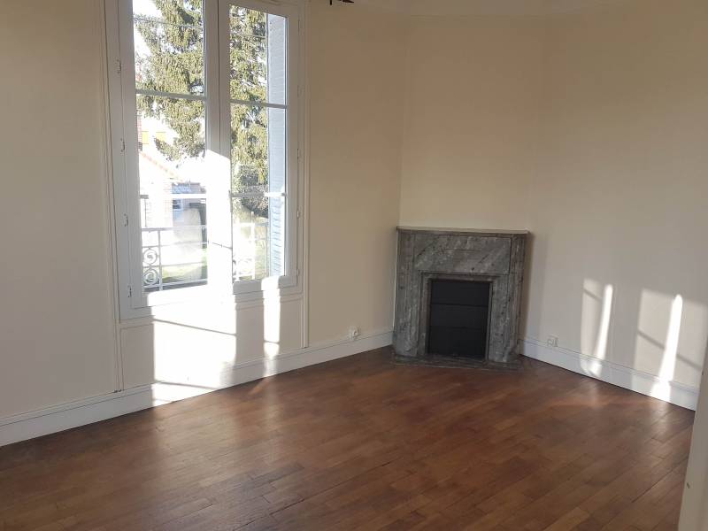 Vends maison de charme avec 2 chambres possibilité 3ème chambre au calme proche des écoles à Pont de l'arche