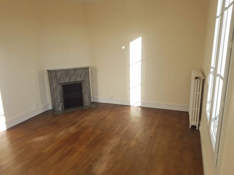 Achetez une maison ancienne de caractère en parfait état avec grenier aménageable 2 chambres sous sol et jardin clos à Pont de l'Arche