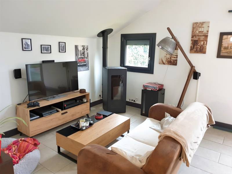 Maison 4 pièces VAL DE REUIL - coin salon avec poêle granulés