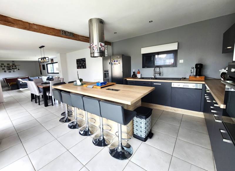 Maison 6 pièces de 160m² environ au calme avec 2 chambres en rez-de-chaussée et pièce de vie de 70m²