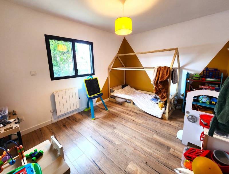 Maison 6 pièces de 160m² environ au calme avec 2 chambres en rez-de-chaussée et pièce de vie de 70m²