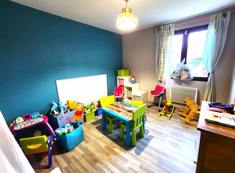 Maison 6 pièces de 124m² proche des bords de l'Eure et de la gare SNCF, environnement calme, 3 chambres en rez-de-chaussée et garage