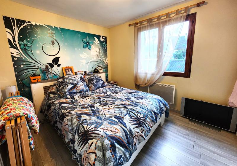 Maison 6 pièces de 124m² proche des bords de l'Eure et de la gare SNCF, environnement calme, 3 chambres en rez-de-chaussée et garage