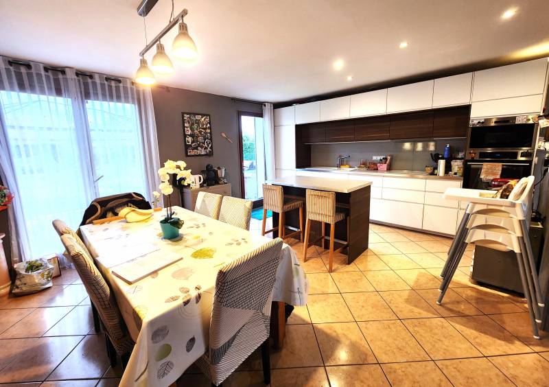 Maison 6 pièces de 124m² proche des bords de l'Eure et de la gare SNCF, environnement calme, 3 chambres en rez-de-chaussée et garage