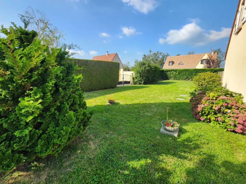 Cadre verdoyant et tranquillité – Maison 4 chambres avec terrain de 1 003 m² à Émalleville