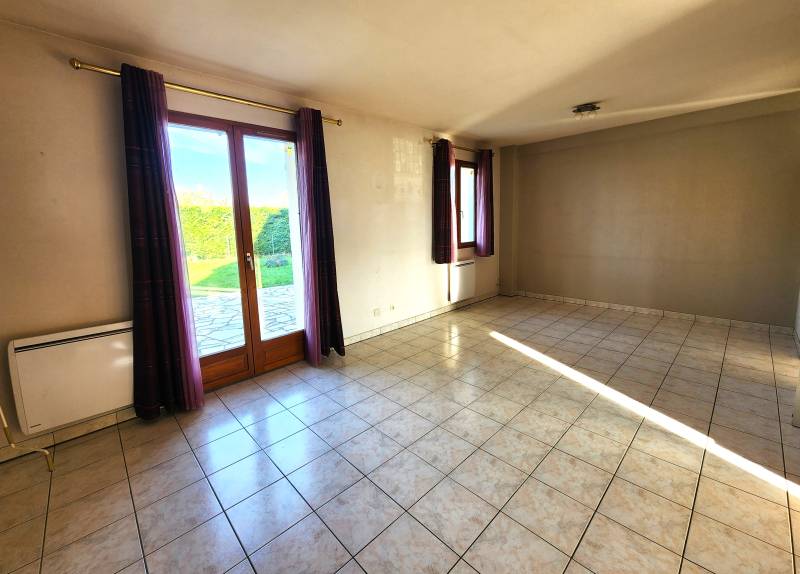 À 10 min d’Évreux : maison familiale avec terrasse, garages et beau jardin