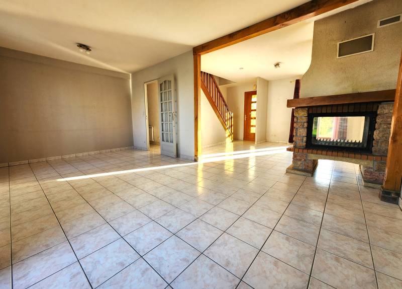 Maison familiale avec cheminée, garages et potentiel – Émalleville