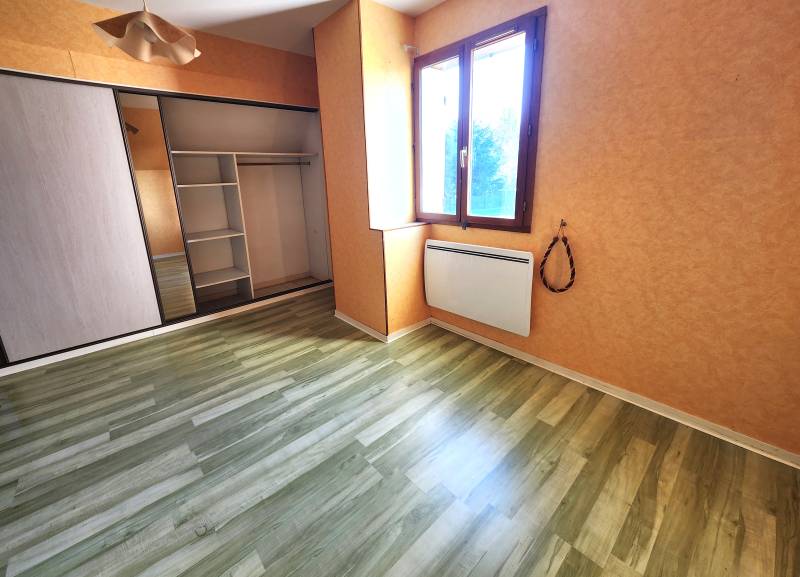 Maison fonctionnelle avec grand jardin et stationnements – Proche Évreux