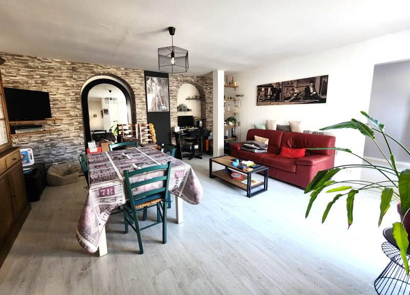 Séjour lumineux – Un espace de vie spacieux et accueillant